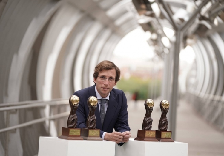 José Luis Martínez-Almeida con los cuatro trofeos que distinguen a la capital