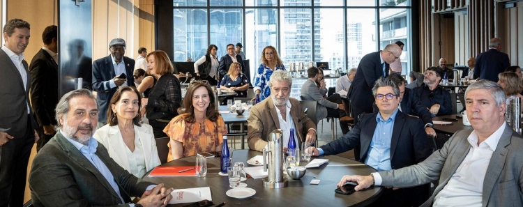 Los representantes de IFEMA MADRID, Cámara de comercio y Comunidad de Madrid sentados en una mesa durante la presentación de FITUR en Miami.